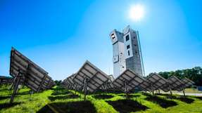 Die Solartürme in Jülich: Hier testen und entwickeln Forschende des Deutschen Zentrums für Luft- und Raumfahrt (DLR) gemeinsam mit Industrieunternehmen Komponenten und Systeme für kommerzielle solarthermische Kraftwerke.