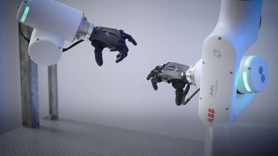 Der kollaborative Roboter GoFa wird eingesetzt, um die PSYONIC-Ability-Hand zu testen. Dabei werden Tastsensorik, nachgiebige Mechanik und menschlich gewonnene Trainingsdaten kombiniert. 