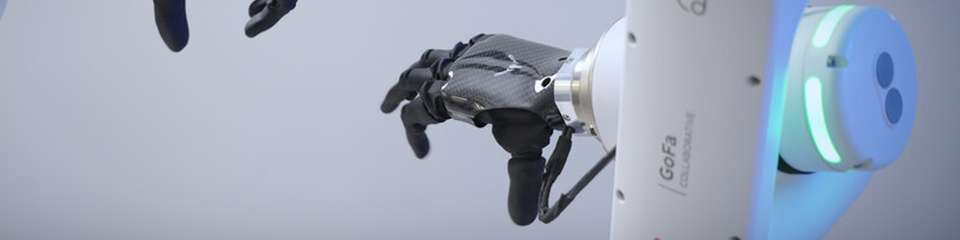 Der kollaborative Roboter GoFa wird eingesetzt, um die PSYONIC-Ability-Hand zu testen. Dabei werden Tastsensorik, nachgiebige Mechanik und menschlich gewonnene Trainingsdaten kombiniert. 