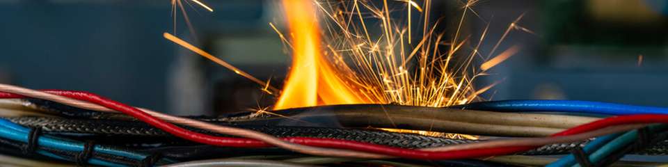 Kabel als verdeckte Zündwege: Warum die Wahl des richtigen Materials im Brandfall über Leben und Tod entscheiden kann.