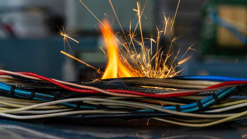 Kabel als verdeckte Zündwege: Warum die Wahl des richtigen Materials im Brandfall über Leben und Tod entscheiden kann.