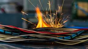 Kabel als verdeckte Zündwege: Warum die Wahl des richtigen Materials im Brandfall über Leben und Tod entscheiden kann.