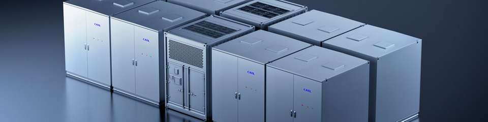 Mit Tener Sodium präsentiert CATL ein natriumionenbasiertes Energiespeichersystem, das durch den Verzicht auf Lithium und den Einsatz weltweit verfügbarer Rohstoffe eine sichere, kosteneffiziente und nachhaltige Lösung für stationäre Großspeicheranwendungen bietet.