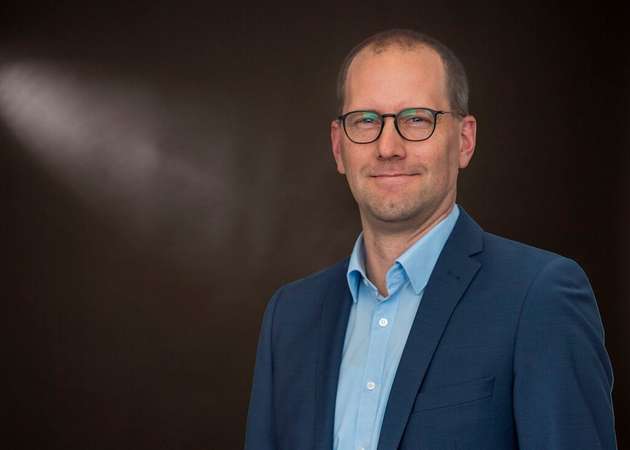 Andreas Neumann, vom Execution Manufacturing Center von MPDV, thematisiert, warum strategische Digitalisierungsziele in konkrete operative Maßnahmen übersetzt werden müssen. 