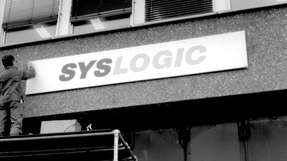 Der Anfang einer Erfolgsgeschichte: Ein historisches Foto zeigt die Montage des Syslogic-Firmenschilds – 40 Jahre später ist das Unternehmen internationale Spezialistin für robuste Embedded-Systeme.