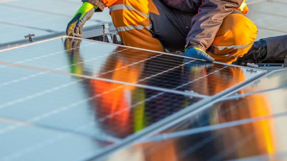 Durch die Reparatur und Wiederverwendung von PV-Modulen und Wechselrichtern lassen sich die Betriebskosten senken und die Lebensdauer der Komponenten verlängern.