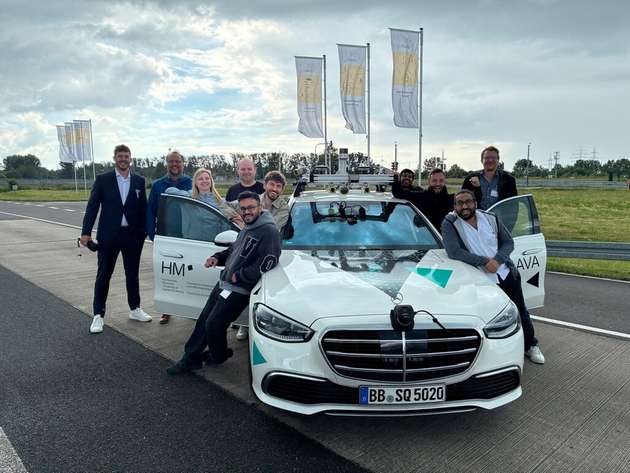 Das HM-Team bei der Abschlussveranstaltung von STADT:up an der Automobilteststrecke in Aldenhoven.