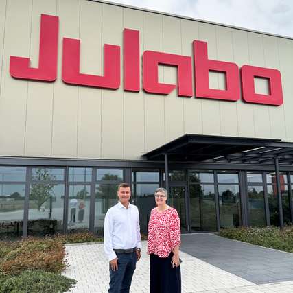Markus Juchheim (Geschäftsführer Julabo) und Hanna Böhme (Hauptgeschäftsführerin des Wvib) vor dem neuen Produktions- und Logistikzentrum in Lahr.