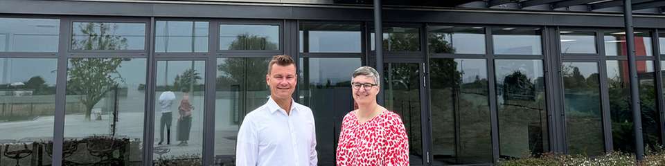 Markus Juchheim (Geschäftsführer Julabo) und Hanna Böhme (Hauptgeschäftsführerin des Wvib) vor dem neuen Produktions- und Logistikzentrum in Lahr.