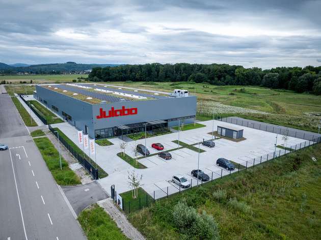 Das Produktions- und Logistikzentrum von Julabo in Lahr vereint nachhaltige Architektur mit modernster Infrastruktur. Das nach DGNB-Kriterien errichtete PlusEnergy-Gebäude erzeugt dank Photovoltaikanlage mehr Energie als es selbst verbraucht und steht beispielhaft für ressourcenschonendes Wirtschaften.