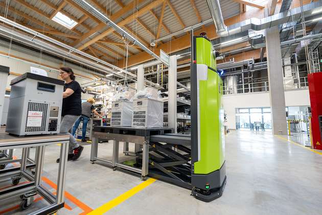 Technologien wie fahrerlose Transportsysteme unterstützen die intelligente Produktionslogistik im Julabo-Werk Lahr. Ergonomische Arbeitsplätze und digitale Prozesse schaffen ein modernes, nachhaltiges Arbeitsumfeld und optimieren den Materialfluss in der Fertigung.