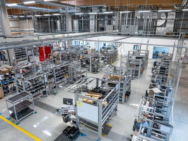 Im Werk Lahr setzt Julabo auf energieoptimierte Serienfertigung und digital vernetzte Produktionsprozesse. Modulare Montageinseln, automatisierte Materialflüsse und moderne Logistiklösungen gewährleisten höchste Effizienz und eine hohe Lieferzuverlässigkeit.