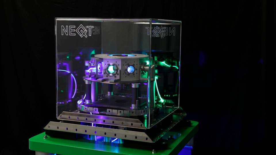 Mit der Validierung des Laserverstärkers an einem Ionenfallen Quantencomputer der Firma neQxt GmbH will QAmp einen Baustein zur technologischen Souveränität Europas liefern.