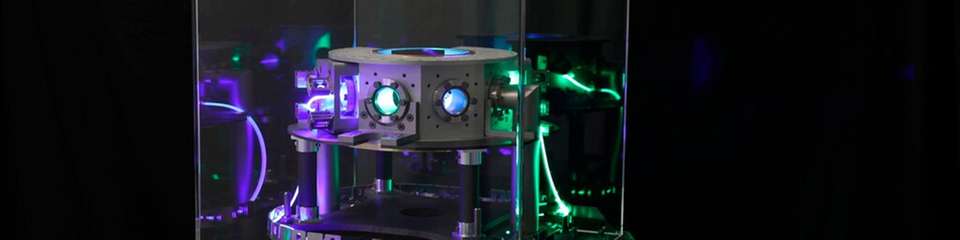 Mit der Validierung des Laserverstärkers an einem Ionenfallen Quantencomputer der Firma neQxt GmbH will QAmp einen Baustein zur technologischen Souveränität Europas liefern.