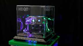 Mit der Validierung des Laserverstärkers an einem Ionenfallen Quantencomputer der Firma neQxt GmbH will QAmp einen Baustein zur technologischen Souveränität Europas liefern.