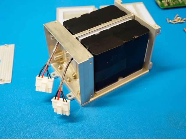 TUBIN-Satellit mit zwei Lithium-Ionen-Batteriepacks.
