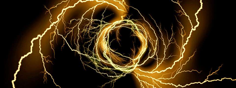 Überschreitet die Stromdichte im Fehlerfall einen kritischen Wert, verliert das Material schlagartig seine supraleitende Eigenschaft, wird normalleitend, baut einen hohen Widerstand auf und reduziert den Kurzschlussstrom um einen gewünschten Betrag.