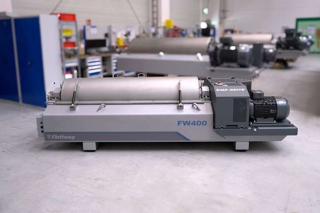 Die Flottweg FW400 HTS verbindet kompakte Bauweise mit hoher Trennleistung. Sie ist mit dem Simp-Drive-Antrieb ausgestattet und ermöglicht so einen energieeffizienten und wartungsarmen Betrieb in kommunalen Kläranlagen und industriellen Anwendungen.
