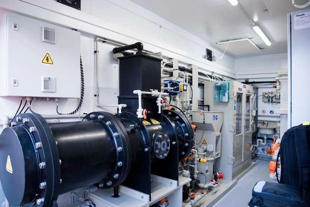 OxLight-System im Piloteinsatz: Photochemische Reduktion zerstört ultrakurzkettige C3-PFAS in zwei Prozessabwasserströmen mit einer Abbaurate von über 97 beziehungsweise 99 Prozent.