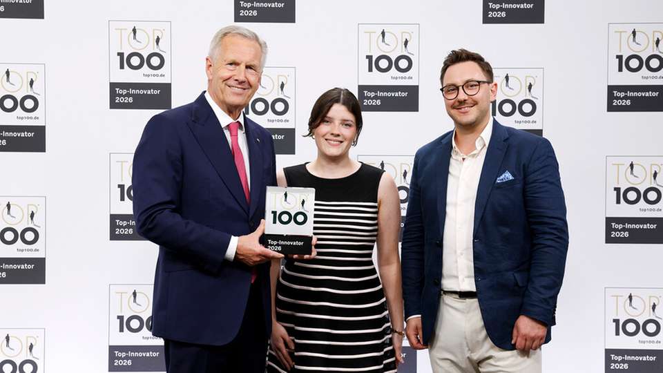 TKD Kabel hat das TOP 100-Siegel 2026 erhalten. Head of Business Development Max Herrmann (rechts) und Specialist Marketing Communications Kristina Braunen nahmen die Auszeichnung von Mentor Christian Wulff entgegen.