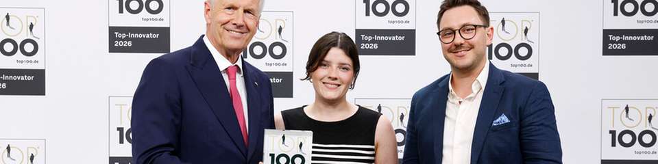 TKD Kabel hat das TOP 100-Siegel 2026 erhalten. Head of Business Development Max Herrmann (rechts) und Specialist Marketing Communications Kristina Braunen nahmen die Auszeichnung von Mentor Christian Wulff entgegen.