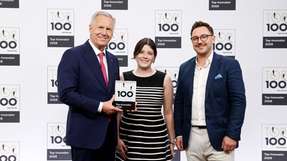 TKD Kabel hat das TOP 100-Siegel 2026 erhalten. Head of Business Development Max Herrmann (rechts) und Specialist Marketing Communications Kristina Braunen nahmen die Auszeichnung von Mentor Christian Wulff entgegen.