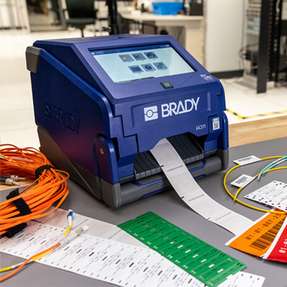 Der i4311 von Brady setzt mit 101,60 mm einen neuen Maßstab für die maximale Etikettenbreite für vernetzte Etikettendrucksysteme.