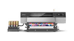 Der Epson SureColor SC-F20000 ist ein Dye-Sublimationsdrucker mit acht Druckköpfen, einer Druckgeschwindigkeit von 306 m²/h und einer Jumbo-Rollen-Einheit für Textil- und Soft-Signage-Anwendungen.