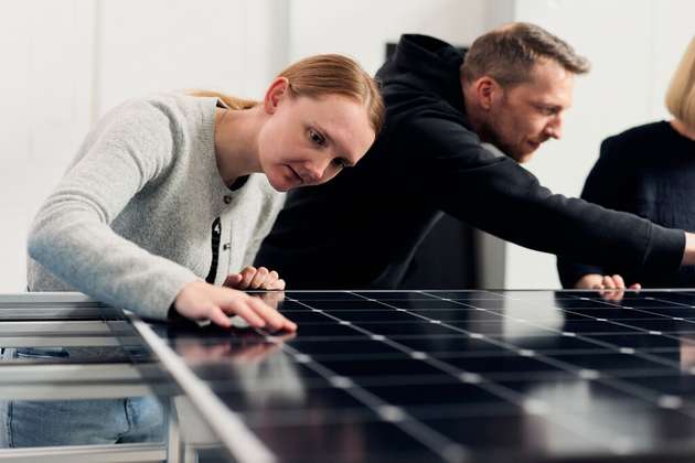 Im Rahmen ihrer Promotion möchte Katharina Schnatmann zirkuläre Designansätze für kristalline Photovoltaikmodule entwickeln.