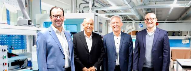 Die Geschäftsleitung von Jauch in der Batterieproduktion in Villingen-Schwenningen (von links nach rechts): Timo Schmidt, Firmeninhaber Thomas Jauch, Eberhard Heiser, Marc Schott – 50 Jahre Batterietechnologie, die Jauch durch kontinuierlichen Ausbau technischer Kompetenzen aktiv geprägt hat und auf die das Unternehmen mit spürbarem Stolz blickt.