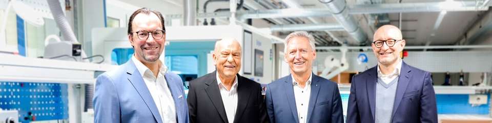 Die Geschäftsleitung von Jauch in der Batterieproduktion in Villingen-Schwenningen (von links nach rechts): Timo Schmidt, Firmeninhaber Thomas Jauch, Eberhard Heiser, Marc Schott – 50 Jahre Batterietechnologie, die Jauch durch kontinuierlichen Ausbau technischer Kompetenzen aktiv geprägt hat und auf die das Unternehmen mit spürbarem Stolz blickt.