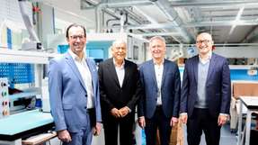 Die Geschäftsleitung von Jauch in der Batterieproduktion in Villingen-Schwenningen (von links nach rechts): Timo Schmidt, Firmeninhaber Thomas Jauch, Eberhard Heiser, Marc Schott – 50 Jahre Batterietechnologie, die Jauch durch kontinuierlichen Ausbau technischer Kompetenzen aktiv geprägt hat und auf die das Unternehmen mit spürbarem Stolz blickt.