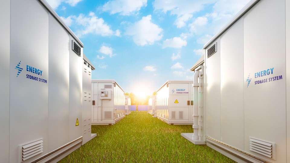 Denios energy bietet anschlussfertige, klimatisierte Batteriespeicherlösungen für gewerbliche und industrielle Anwendungen. 