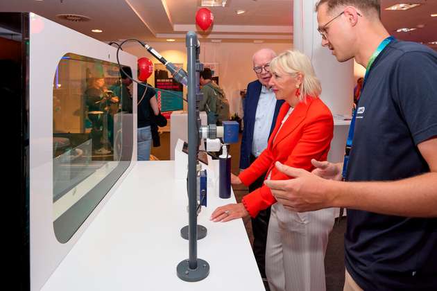Hessens Digitalministerin Prof. Dr. Kristina Sinemus (links) und Jumo-Gesellschafter Bernhard Juchheim ließen sich die zukunftsweisenden Exponate vom Projektleiter Philipp Reinhard (rechts) erklären.