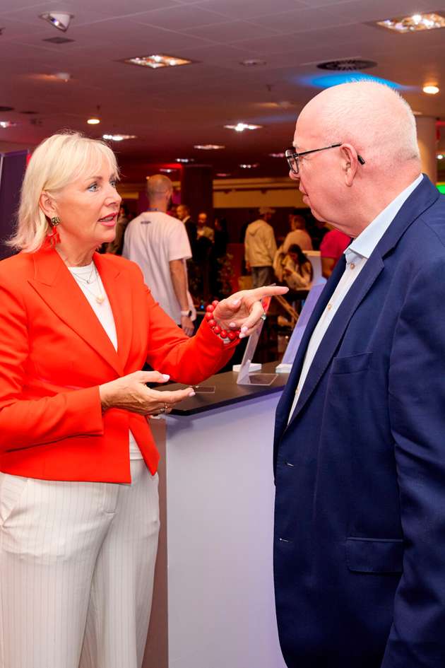 Besuch von Hessens Digitalministerin Prof. Dr. Sinemus und Jumo-Gesellschafter Bernhard Juchheim am Stand.