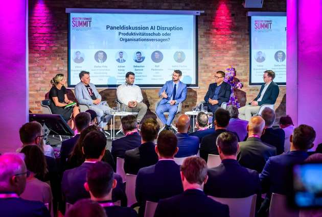 Paneldiskussion „AI Disruption: Produktivitätsschub oder Organisationsversagen?“ Der Expertentalk über KI-Transformation, Schatten-IT, Akzeptanzkrise und das Ende klassischer Führung mit der Frage: Ist KI in deutschen Unternehmen wirklich ein Produktivitätsschub oder nur der teuerste Spiegel, den wir uns je geleistet haben? 
