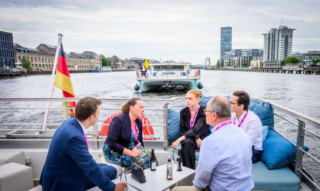 Beim INDUSTRY.forward SUMMIT kamen Entscheider auf solarbetriebenen Booten auf der Berliner Spree zusammen, um sich zu Industriethemen auszutauschen. 