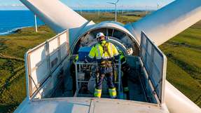In vielen Baugruppen der regenerativen Energietechnik bewähren sich die Flachdraht-Wellenfedern und -Sicherungsringe aus dem Sortiment von AFC Europe als Leistungs- und Bauraum-Optimierer.