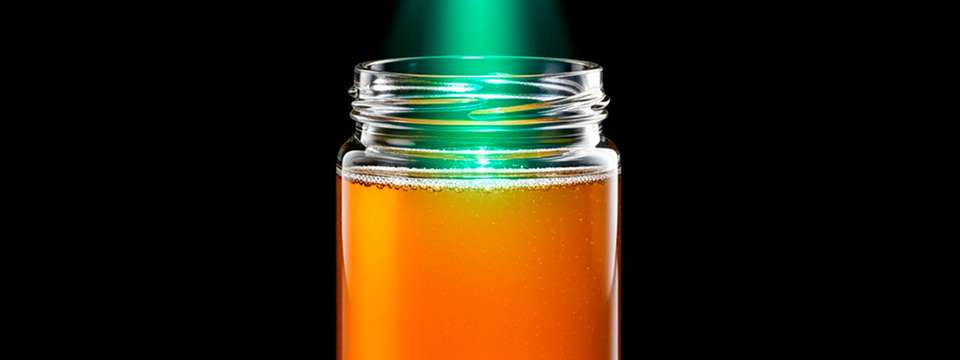Als erste Lebensmittelproben dienen Honig und Orangensaft.
