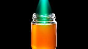 Als erste Lebensmittelproben dienen Honig und Orangensaft.