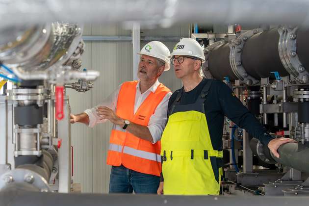 Prof. Dr. Hartmut Krause, Geschäftsführer Ressort Wissenschaft & Bildung DBI – Gastechnologisches Institut Freiberg und Sprecher des Energiepark Bad Lauchstädt und Udo Lubenau, Fachgebietsleiter Gaschemie/Gasaufbereitung DBI – Gastechnologisches Institut Freiberg in der Gasaufbereitungsanlage.