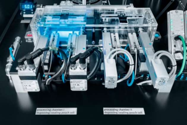 Das Herzstück der Anwendung ist die Prozesskammer. Pneumatische und elektrische Aktuatoren manipulieren Hohllanzen und durchstechen die Batteriezellen.