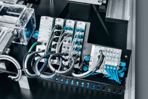 Das Remote-IO-System CPX-AP-I bindet alle IOs und IO-Link-Teilnehmer wie Sensoren und Ventilinseln nahtlos in das Kommunikationsnetzwerk der Anlage ein. Damit ist eine nahtlose Kommunikation vom Werkstück bis zur Cloud gewährleistet.