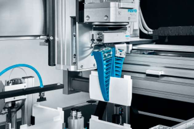 Der FinRay-Greifer von Festo bietet Greiffinger, die sich an das Werkstück anpassen. Dies ermöglicht ein sicheres und taktiles Greifen von Werkstücken mit plastischer Verformbarkeit wie zum Beispiel Pouch-Zellen.