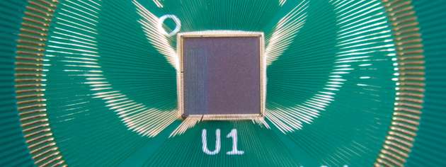 Gebondeter Chip: Das RISC-V Secure Element ist auf einem Träger befestigt und über Bonddrähte elektrisch mit ihm verbunden.