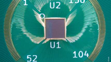 Gebondeter Chip: Das RISC-V Secure Element ist auf einem Träger befestigt und über Bonddrähte elektrisch mit ihm verbunden.