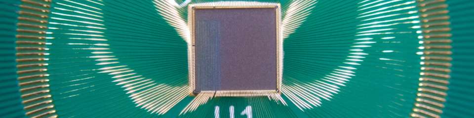 Gebondeter Chip: Das RISC-V Secure Element ist auf einem Träger befestigt und über Bonddrähte elektrisch mit ihm verbunden.
