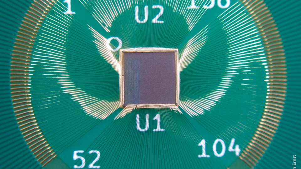 Gebondeter Chip: Das RISC-V Secure Element ist auf einem Träger befestigt und über Bonddrähte elektrisch mit ihm verbunden.