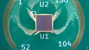 Gebondeter Chip: Das RISC-V Secure Element ist auf einem Träger befestigt und über Bonddrähte elektrisch mit ihm verbunden.