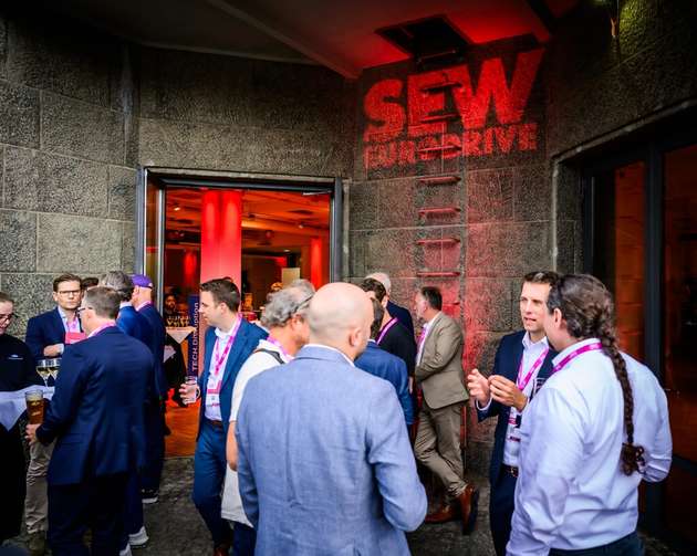 Eine von mehreren Networking-Phasen: Der Networking-Abend am Spreeufer – powered by SEW-EURODRIVE – mit Gesprächen, offen, intensiv und auf Augenhöhe.